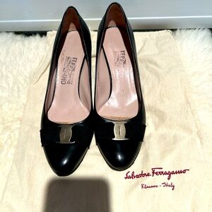 Salvatore Ferragamo Salvatore Ferragamo Bow-Detail Pumps (size 9 1/2 C)